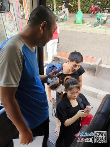 8月20日，在南昌地铁大厦站台，乘客排队乘坐“站点巴士”。