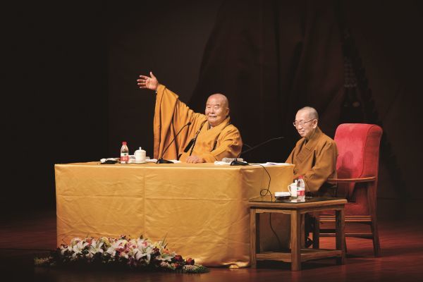 大师应北京中国国家博物馆剧院之邀，以“幸福与安乐”为题讲演，右为翻译慈惠法师。（图片来源：佛光山人间佛教研究院）