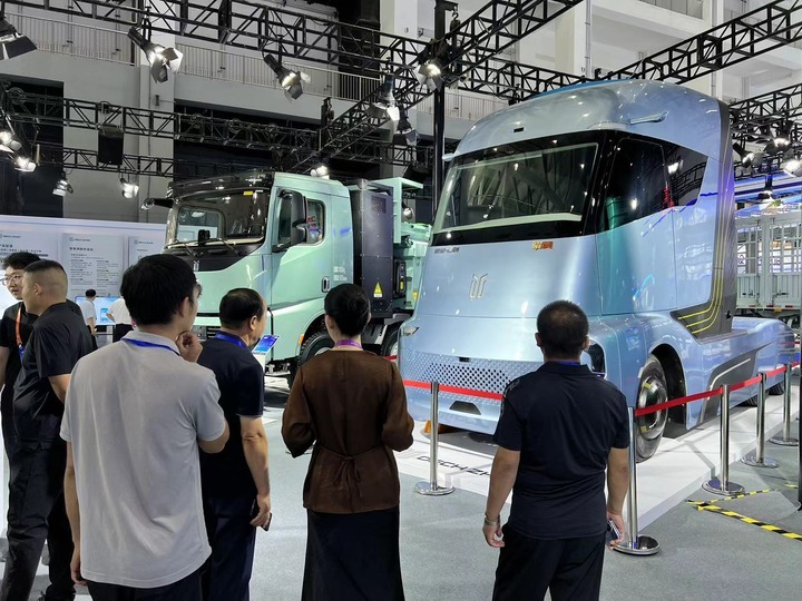 图为质子汽车“曜灵”概念重卡展区。