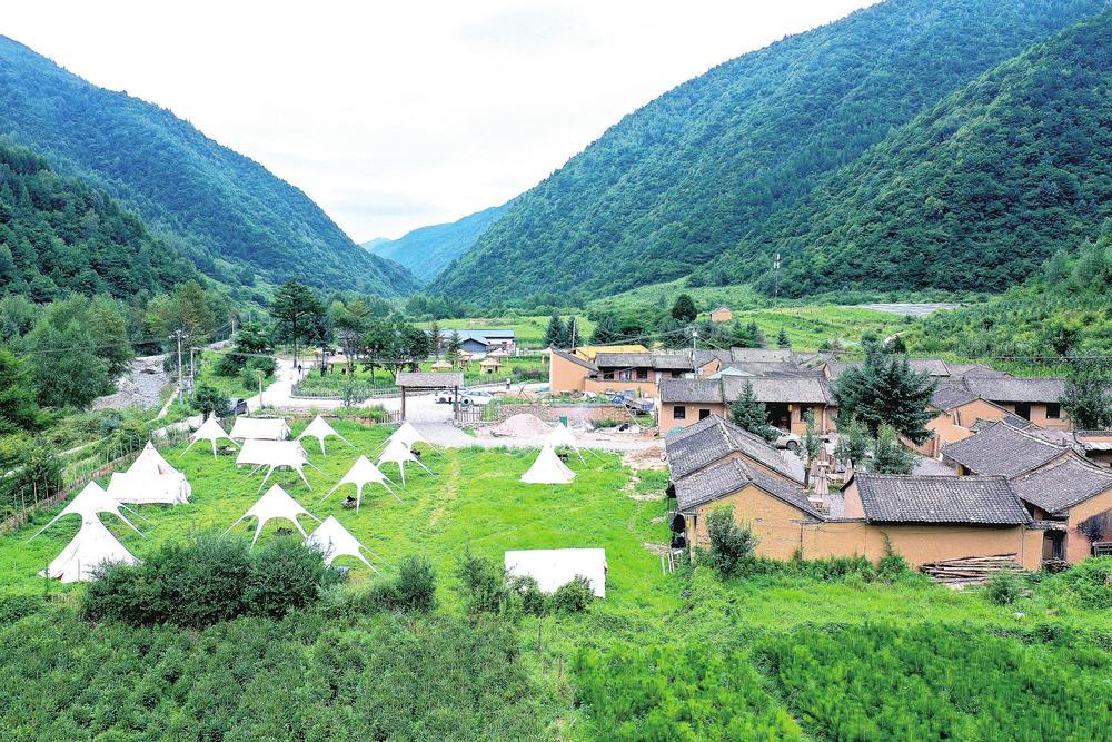 ④8月14日，武山县龙台镇上河峪村一处由农民旧房改造而成的民宿对外开放，吸引不少游客前来游玩打卡。陈坤　摄