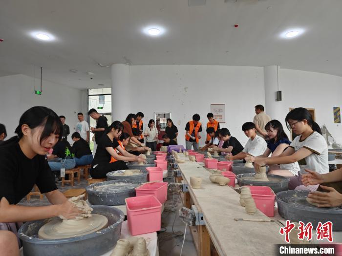 8月20日，日本青年在景德镇当地陶瓷院校与中国学子共同体验交流陶瓷制作。段雄波 摄