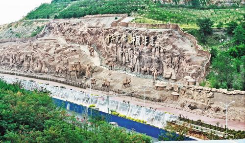 7月13日拍摄的邯郸峰峰矿区大型磁州窑山体浮雕。