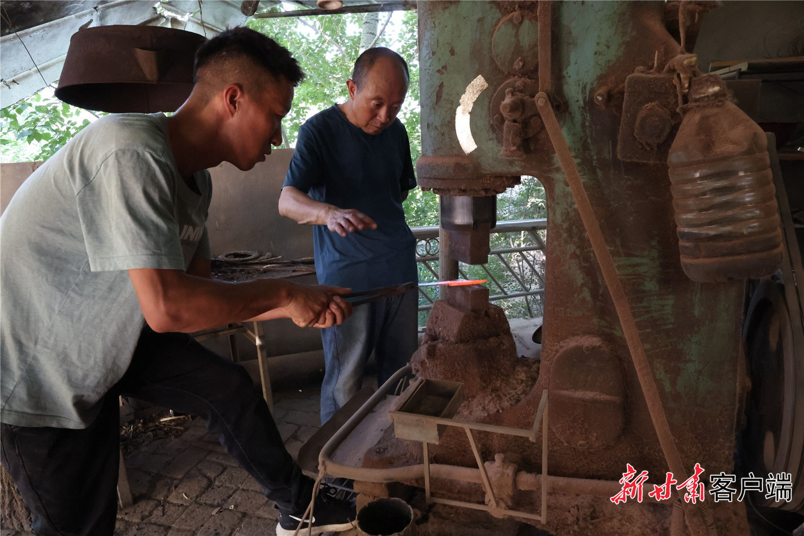 马林（左）和父亲制作保安腰刀