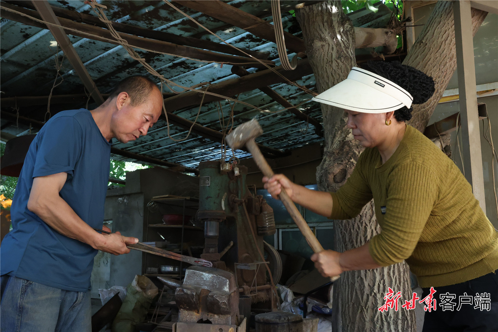 马乃比有和妻子轮番捶打刀坯