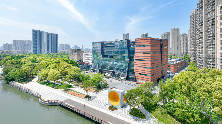 图为航拍镜头下的运河外滩，如今它已成为无锡的“citywalk打卡地”之一。