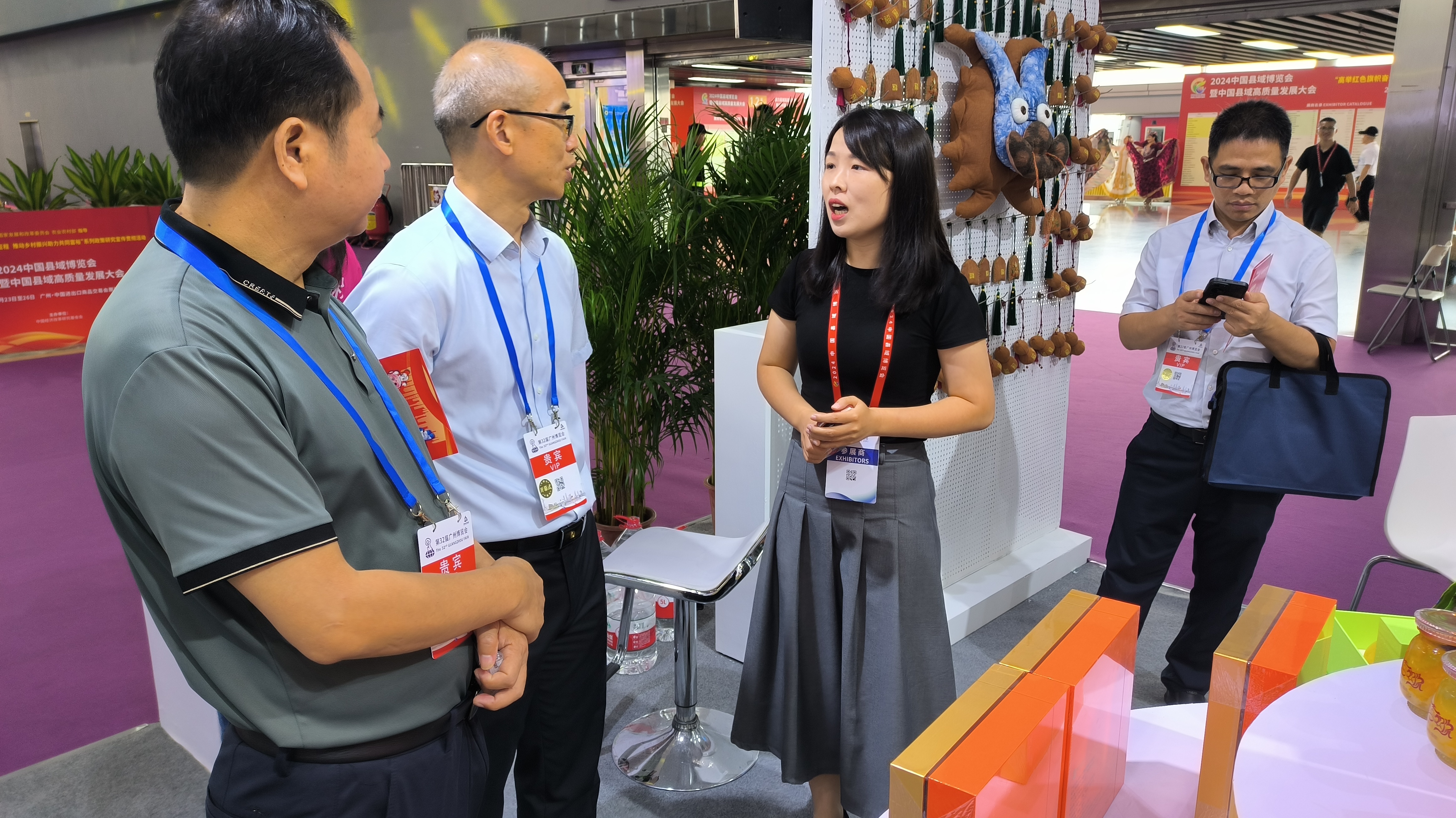 工作人员介绍富平农特产品