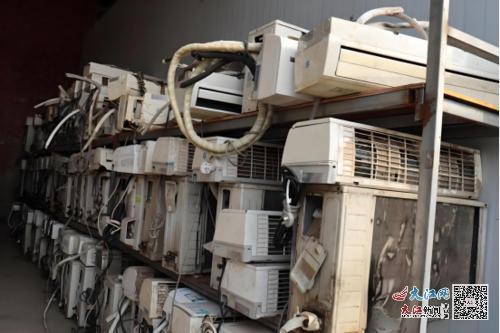 回收站里的旧空调。