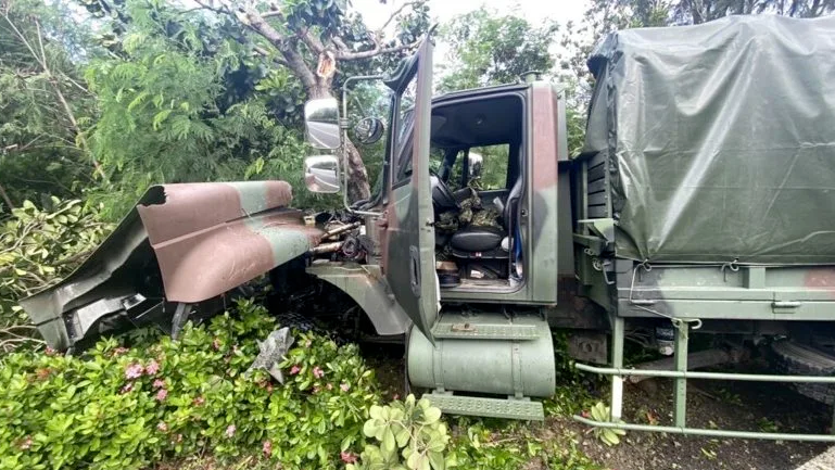 臺軍車失控撞上行道樹，7人受傷緊急送醫