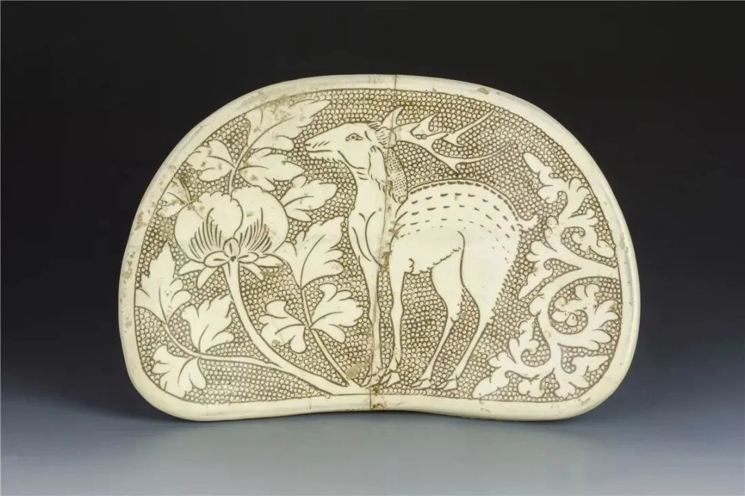 北宋 鲁山段店窑珍珠地划花“福禄”纹枕(平顶山博物馆藏)