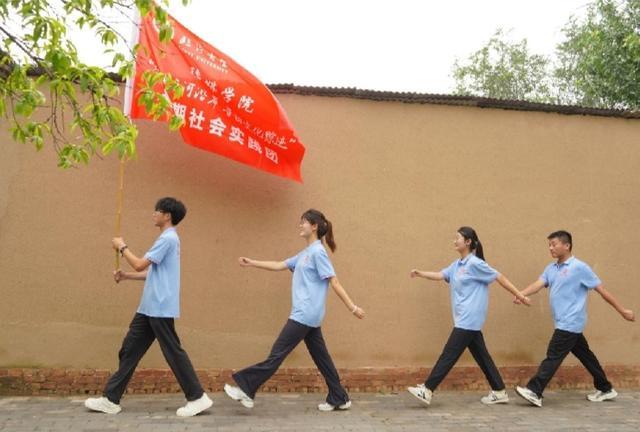 实践队员用脚步丈量红色大地，亲身感悟人文精神