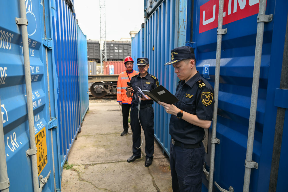 8月15日，在绥芬河铁路口岸集装箱换装场，绥芬河海关铁路查验一科关员对进境中欧班列货物进行查验。