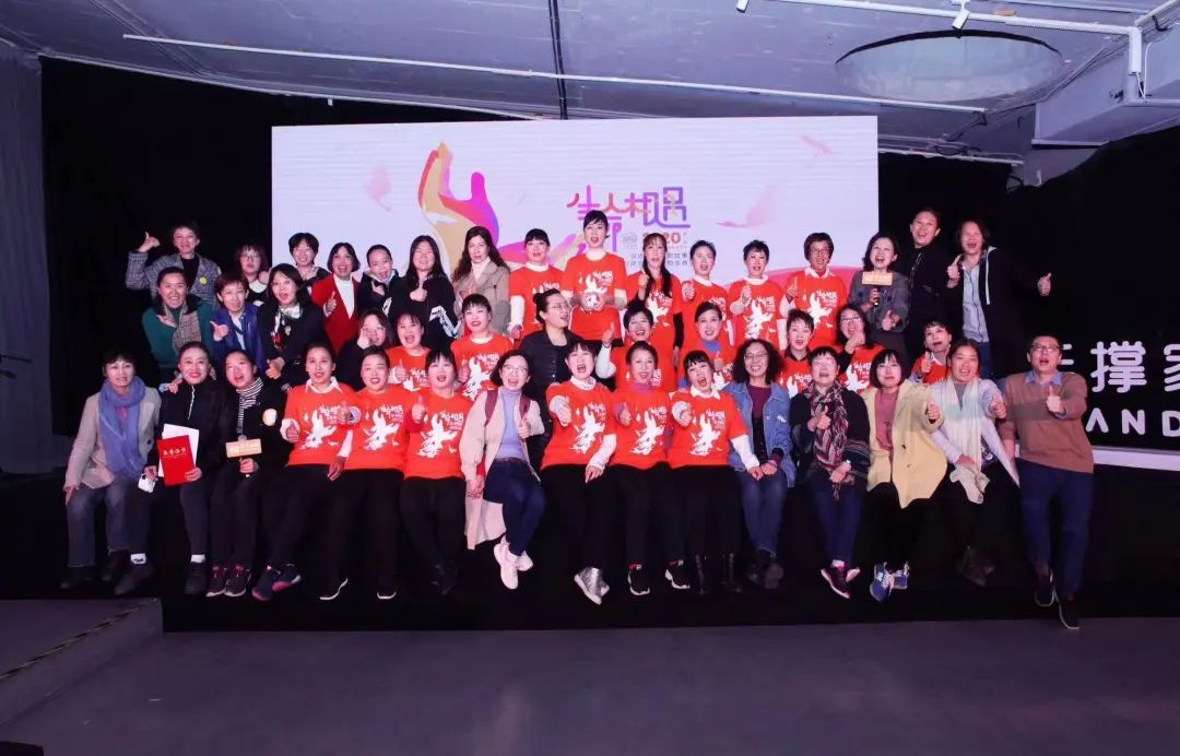 家政女工在鸿雁工作人员组织下举办第二届家政女工艺术节