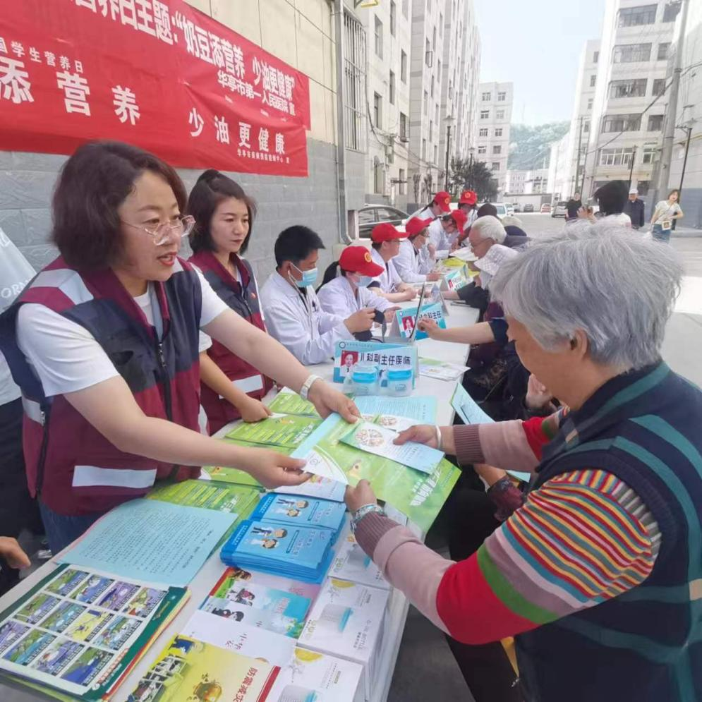 耄耋老人出幻觉把镜中自己当坏人　华亭社区人员出暖招