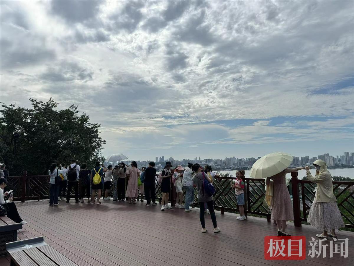 站在“龟风飞云”大阳台，饱览武昌汉阳风景