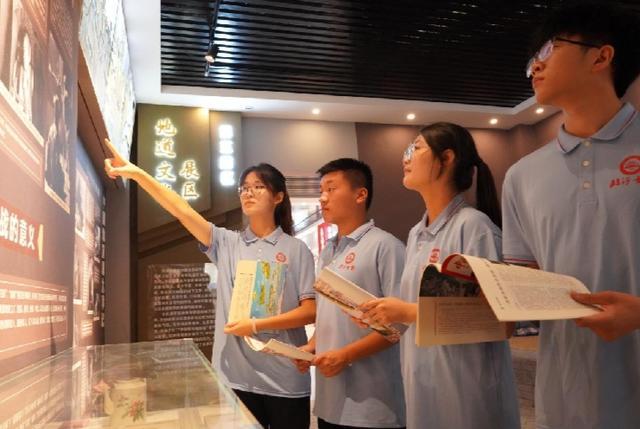 实践队员学习红色革命地道文化