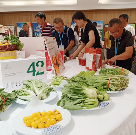 6月27日，张家口市农副产品加工企业及农产品展销会在北京举办。这是农产品展示区一角。 本报通讯员 王大庆摄