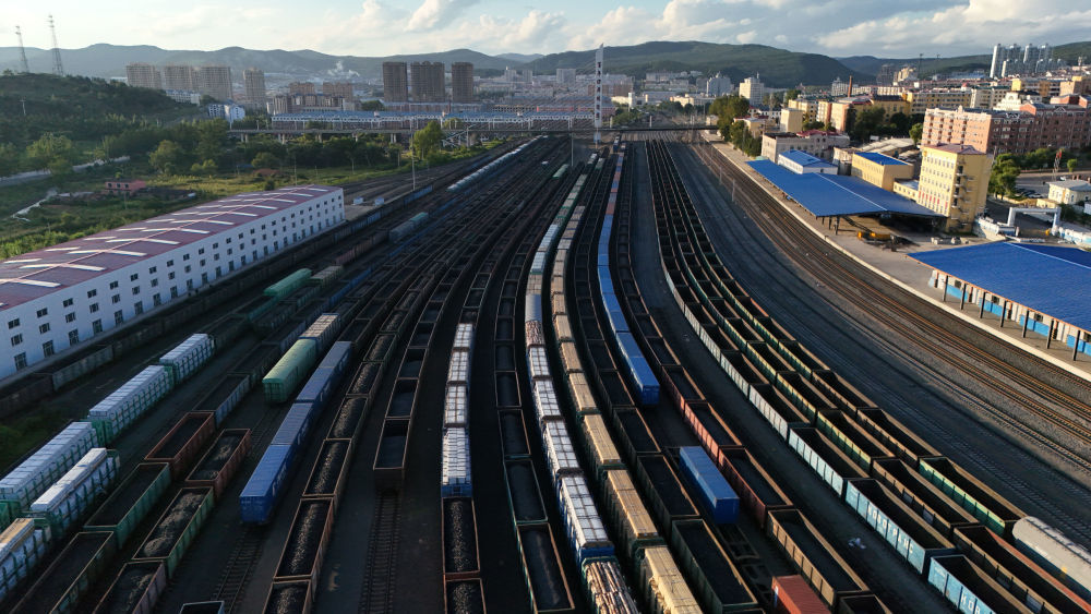 8月14日，在绥芬河铁路口岸南场，中欧班列等待换装作业。