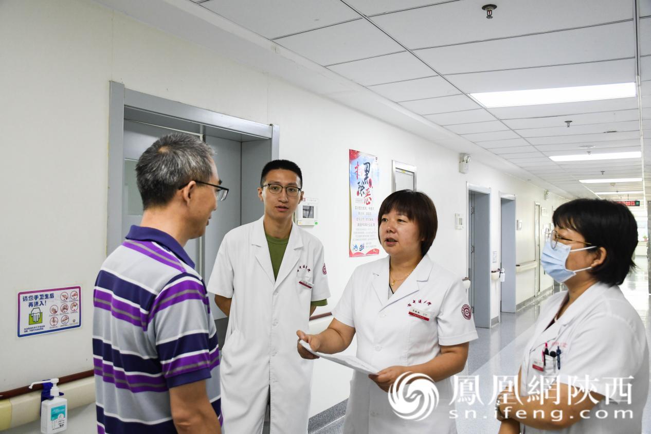 宋艳敏主任及其团队与患者沟通