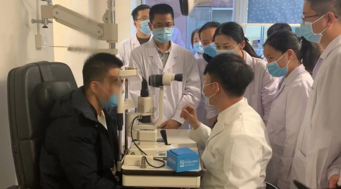 陶勇在朝阳医院眼科带教 受访者供图