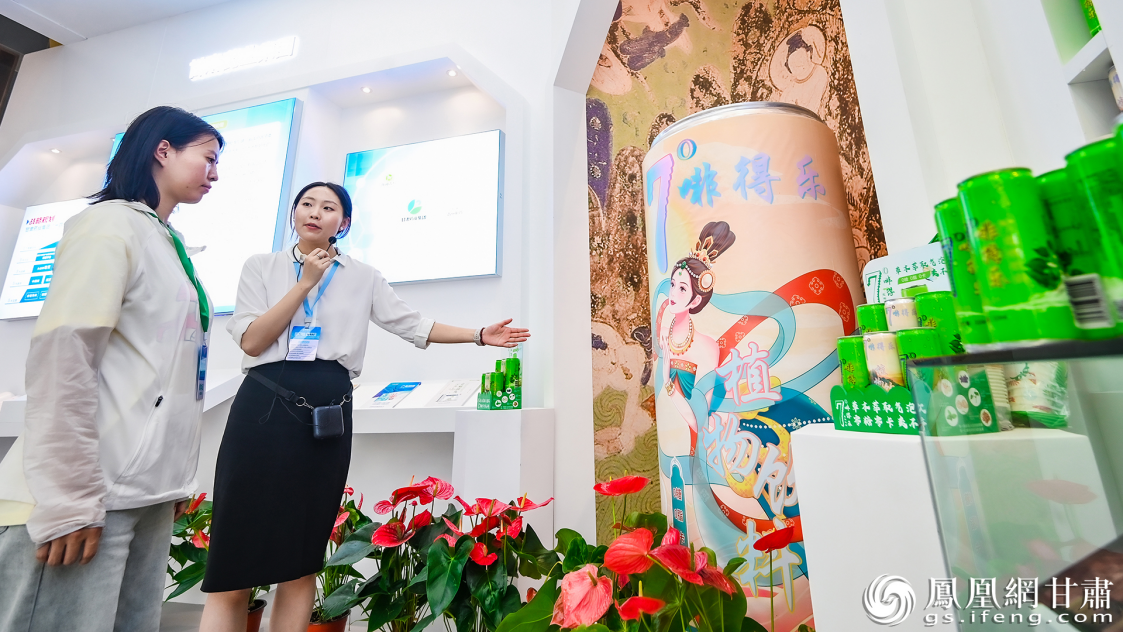 “7&deg;啡得乐”植物气泡饮包含薄荷、鱼腥草、橘皮、葛根等中药材，0糖0脂0卡以及飞天、丹霞的包装图案深受年轻人最爱。