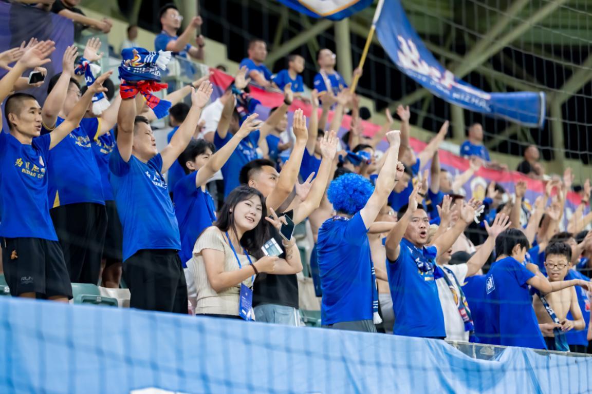 8月17日，日照国际足球中心，中乙足球联赛决赛阶段第19轮比赛日照宇启华信坐镇主场迎战广西蓝航，现场热情高涨、激情澎湃。刘晶 摄