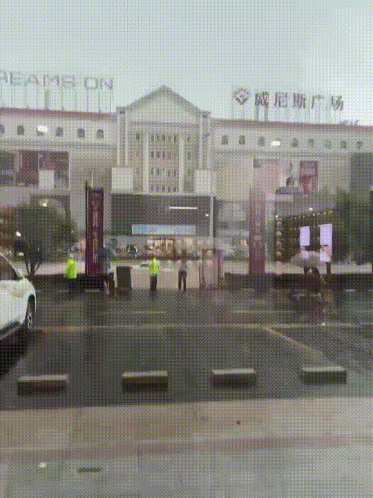 威尼斯广场路段已出现积水