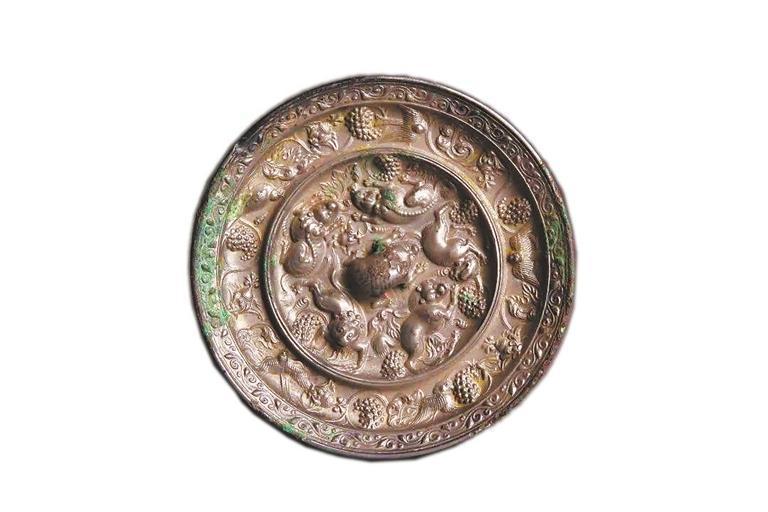 海兽葡萄纹铜镜　天水市博物馆藏