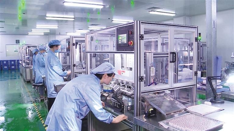 康视达公司员工在生产线上