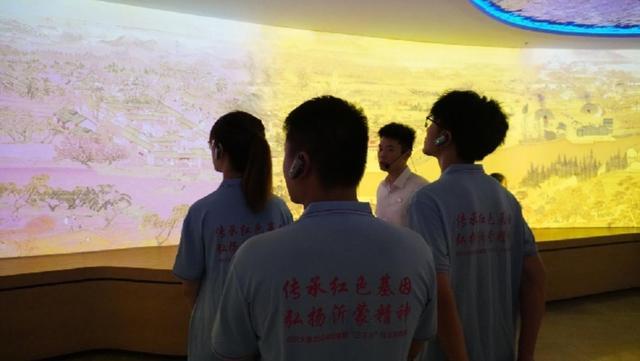 实践队员在全息影像下感受京杭大运河的历史变迁和人文风情