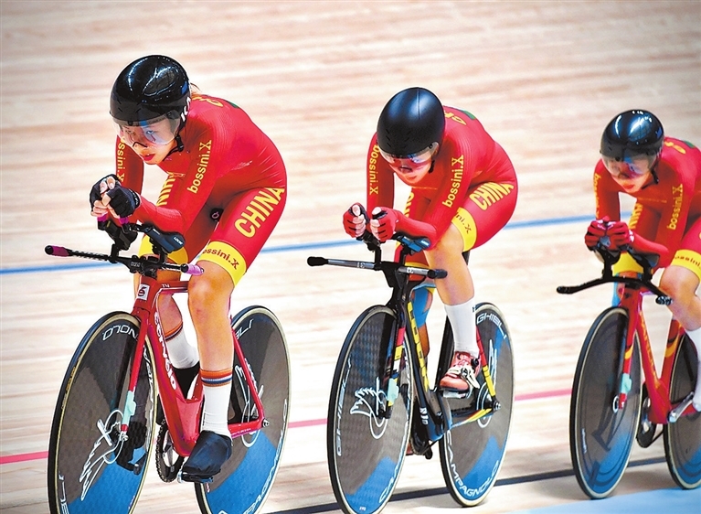 8月21日，在女子团体竞速赛上，由卢敏颖、骆书艳、侍忆组成的中国队夺得冠军。本报记者 邓放 摄