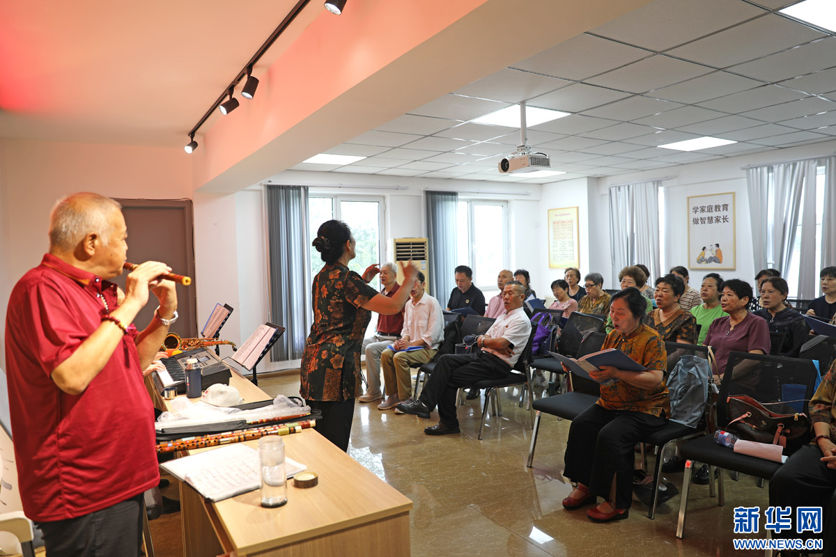 8月21日，丽水社区合唱班在多功能活动室合唱。新华网 魏会博 摄