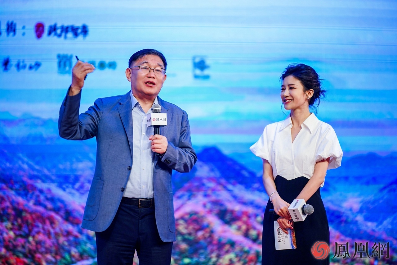 张国刚在凤凰网主办的“张良会客厅”活动现场,图右为知名主持人蔡紫。