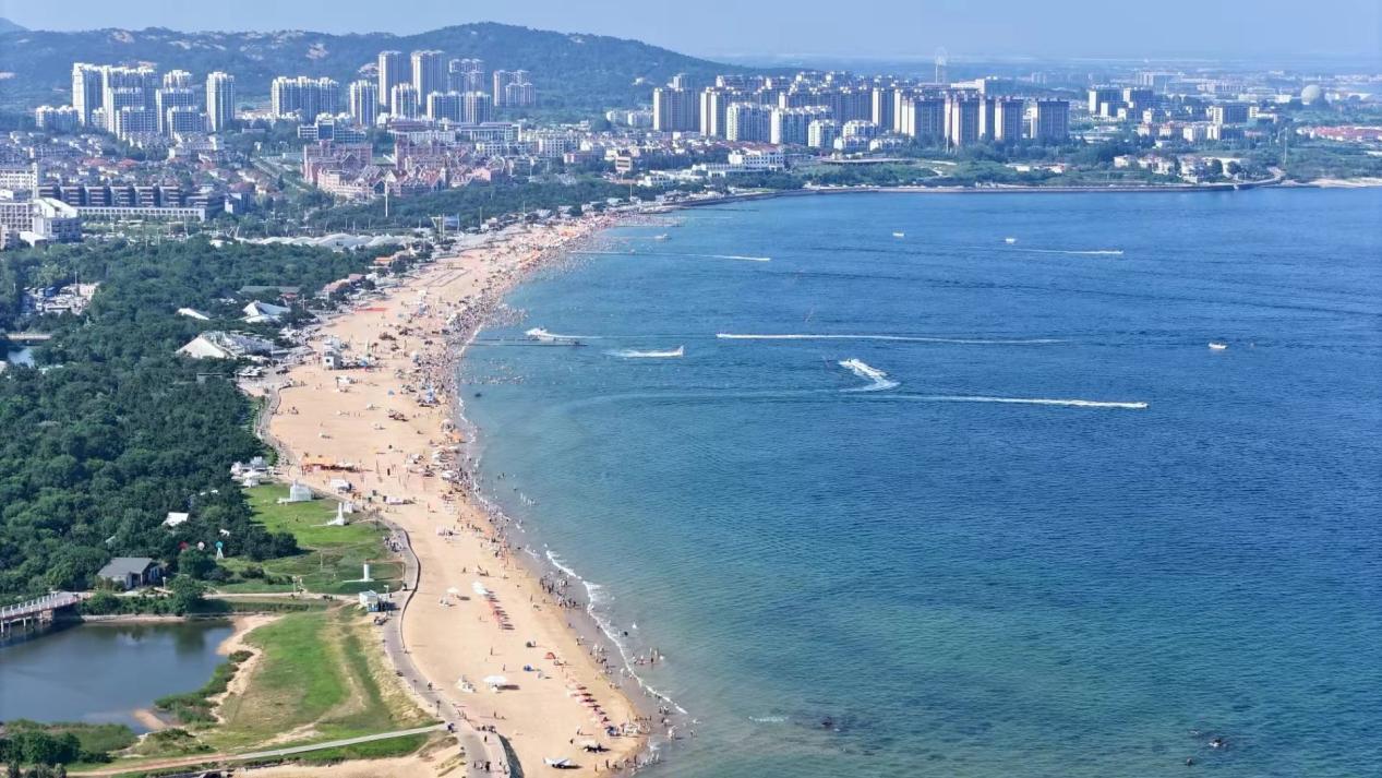 绵延细腻的金沙滩成为游客们的度假天堂。孙建国 摄