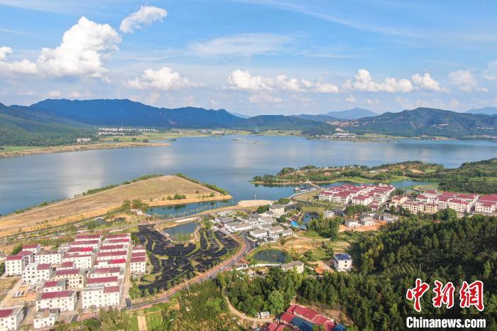 航拍位于赣江之滨的江西吉安市峡江县蒋沙移民新村,只见一幢幢崭新的小洋楼鳞次栉比,村内道路宽敞,环境秀美。(资料图)刘力鑫 摄