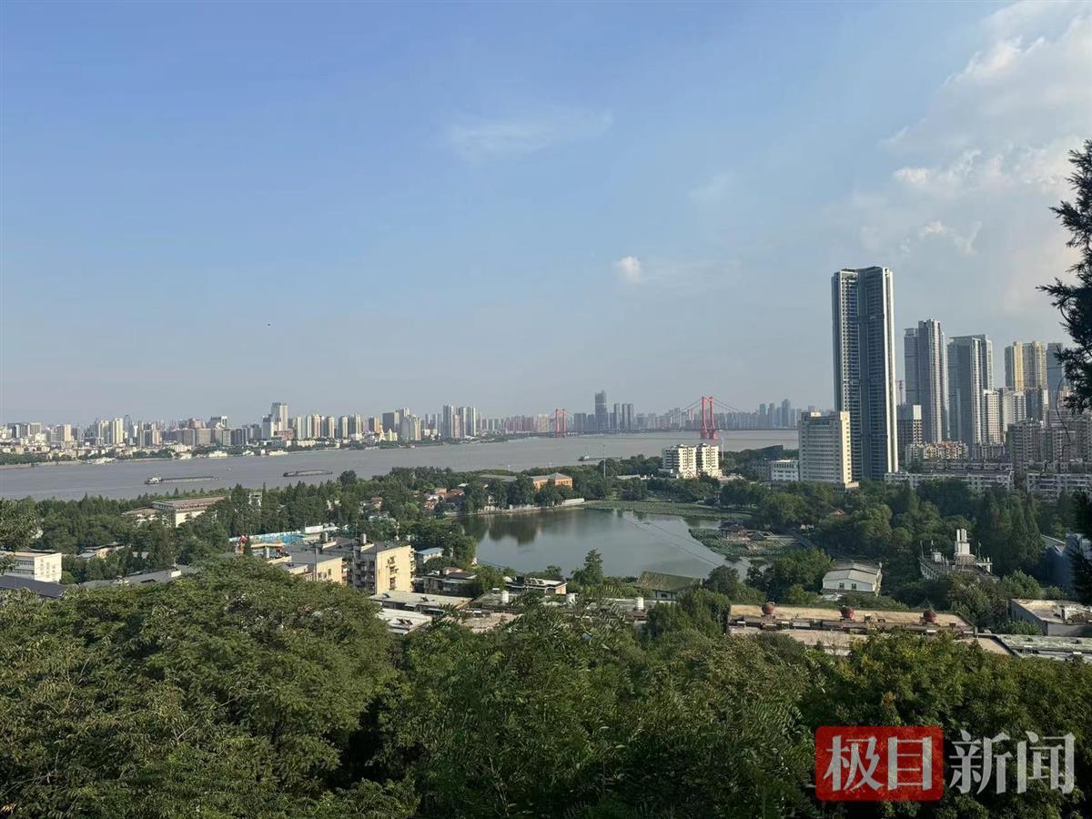 站在“龟风飞云”大阳台，饱览武昌汉阳风景