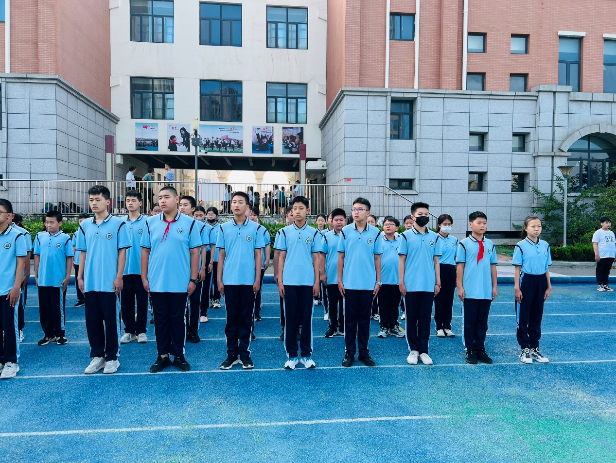 凝心聚力同成长 挥洒汗水共青春 ——青岛大学附属滨海实验学校七八年级军训开营