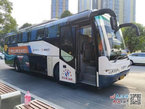 8月20日一大早，一趟“站点巴士”停在南昌地铁大厦站台。