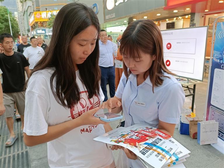 皋兰路街道开展的“人才夜市”活动