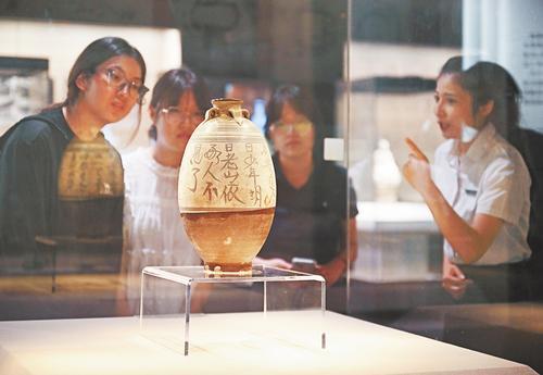 7月13日，游客在峰峰博物馆内观赏磁州窑精品。