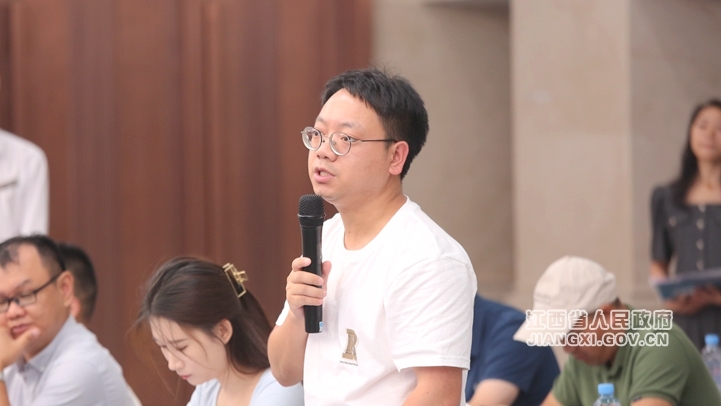 中新社提问（文颖 摄）