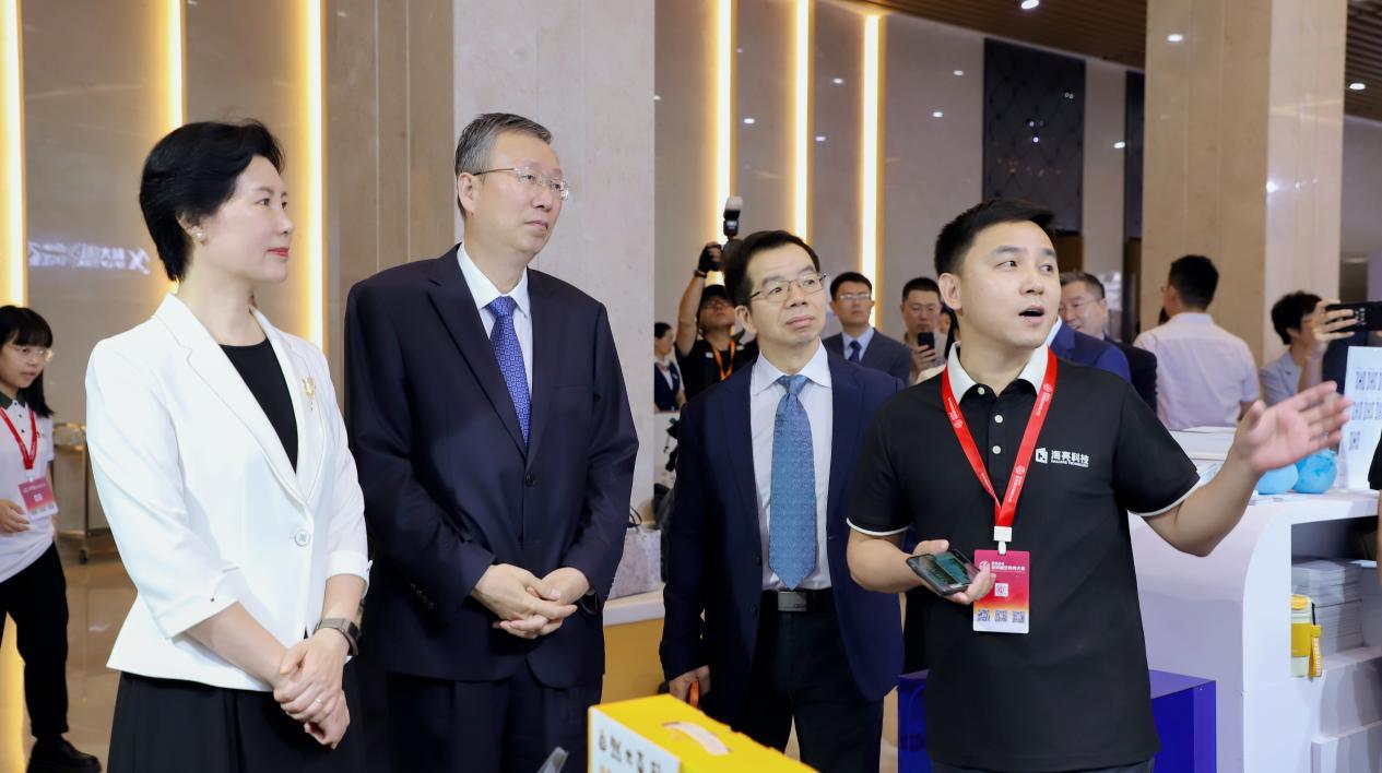 (左二)中国教育部党组成员、副部长、总督学王嘉毅(左一)北京师范大学校长、中国科学院院士于吉红(右二)北京师范大学智慧学习研究院联席院长、教授 黄荣怀