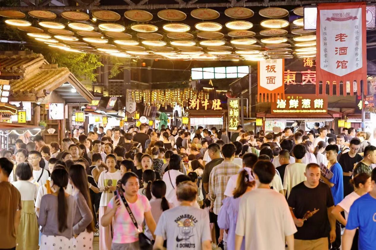 东夷小镇的夜市游客熙熙攘攘，沉浸在这充满烟火气的热闹之中。宋年升 摄