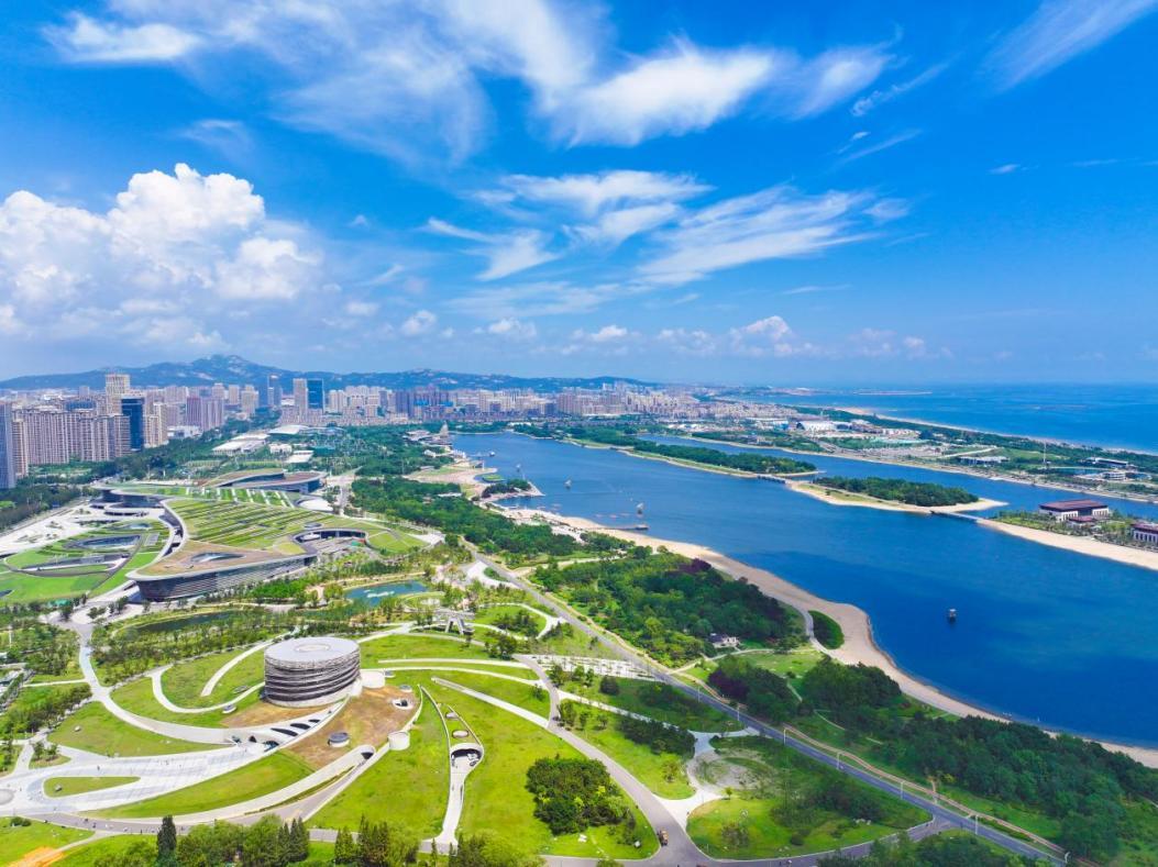 8月19日，日照的天空仿佛洒满棉花糖，弥漫着初秋的爽朗。宋年升 摄