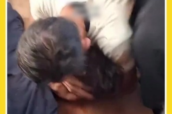 加沙，一位父亲抱着他死去的孩子痛不欲生