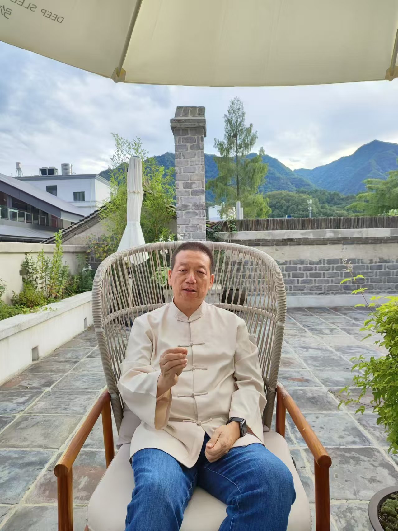 在接受凤凰网专访时，苑天舒介绍了他所在的团队通过研究天文历法和《黄帝内经》的关联性，构建了一个大数据模型并将其用于健康产业。