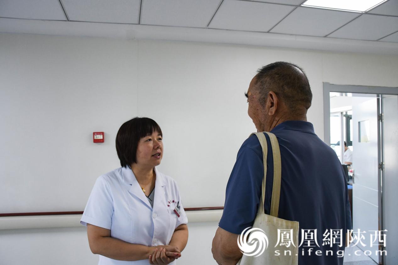 宋艳敏主任与患者沟通