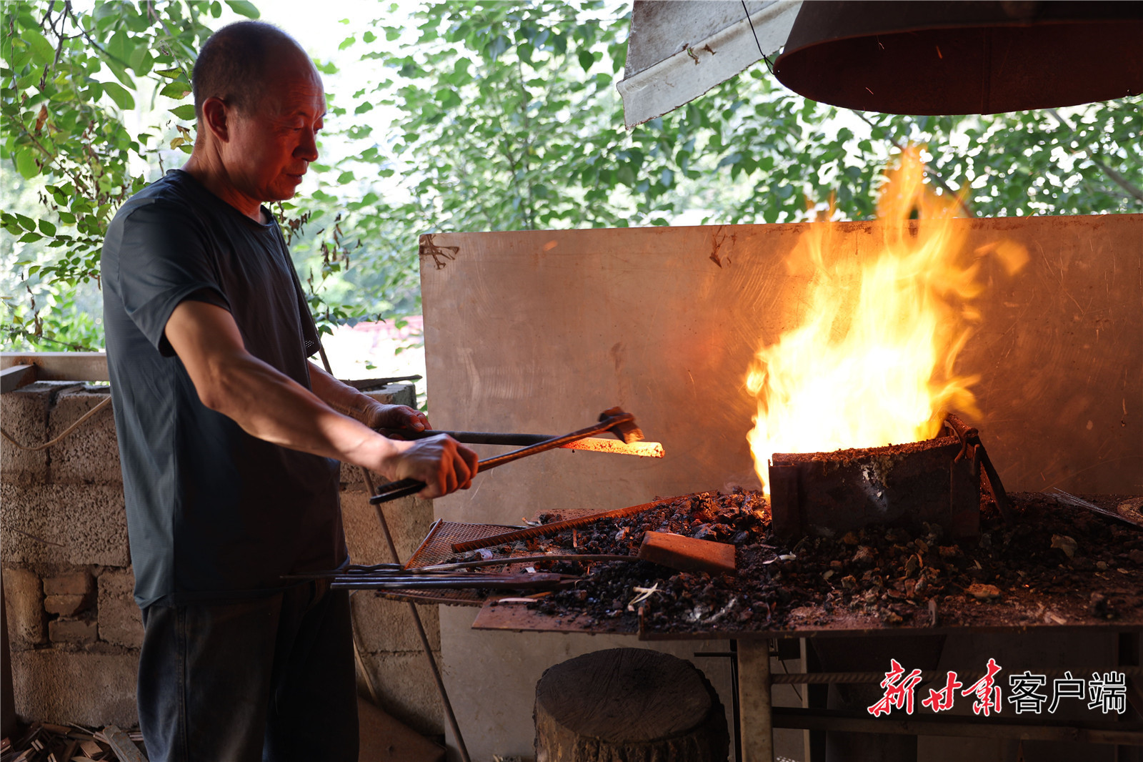 马乃比有煅烧刀坯　图片均由新甘肃&middot;甘肃日报记者　田蹊　摄
