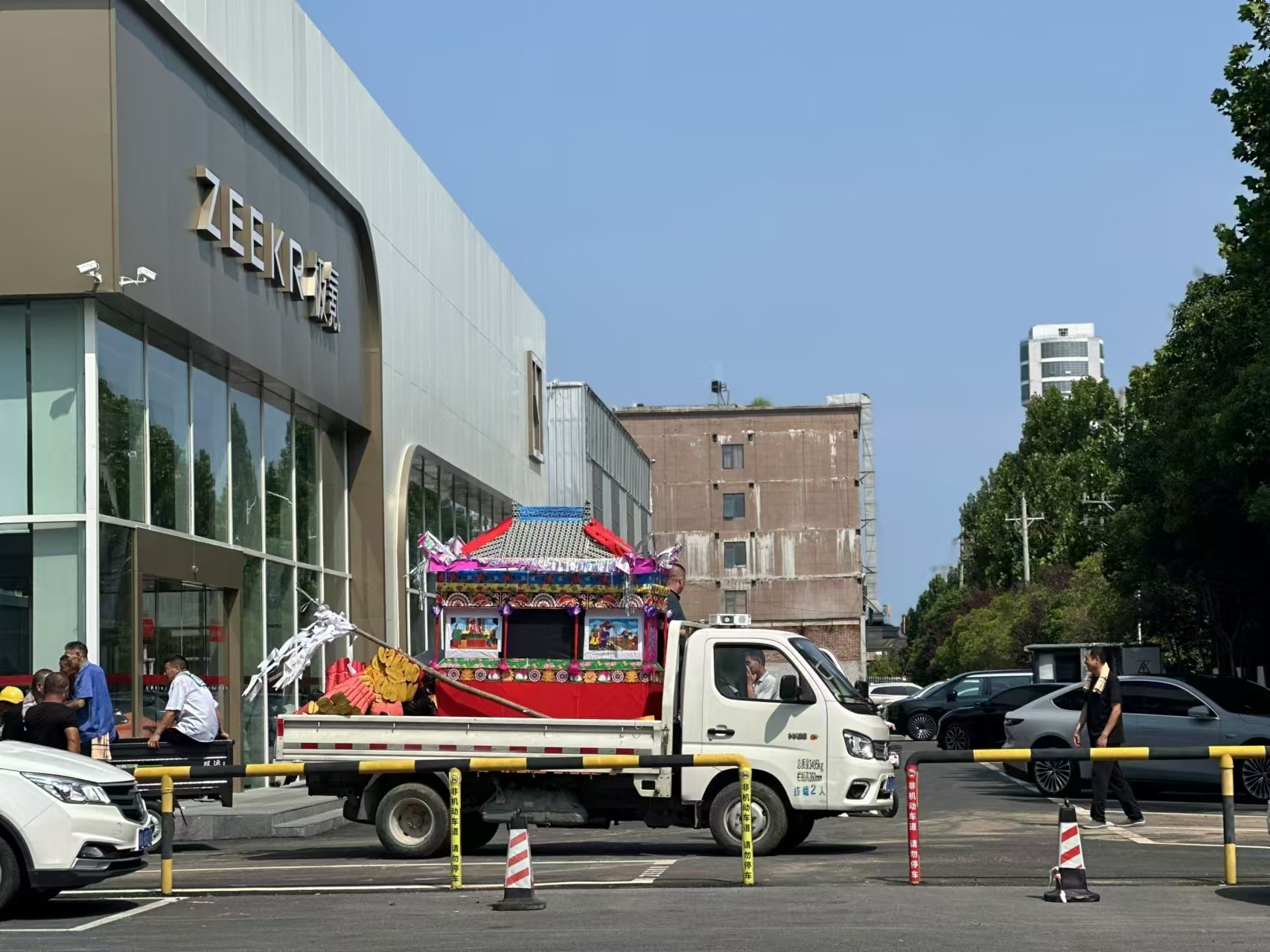 网传郑州极氪门店被放殡葬用品，极氪回应：不是车主恶搞，只是车辆刚好路过