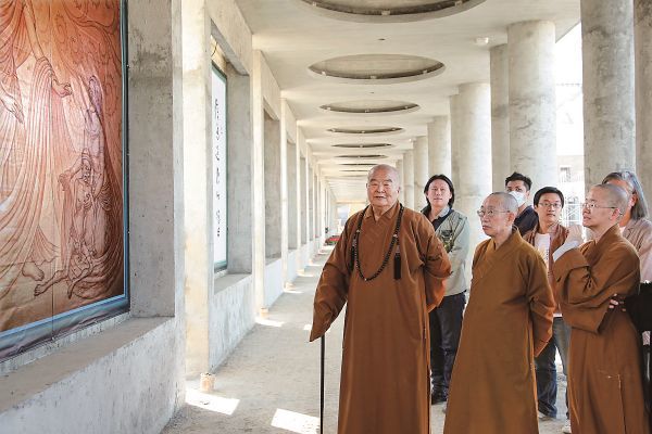 大师指导佛陀纪念馆风雨走廊〈佛陀行化本事图〉浮雕工程。第一排左起：大师、慈惠法师、如常法师。（图片来源：佛光山人间佛教研究院）