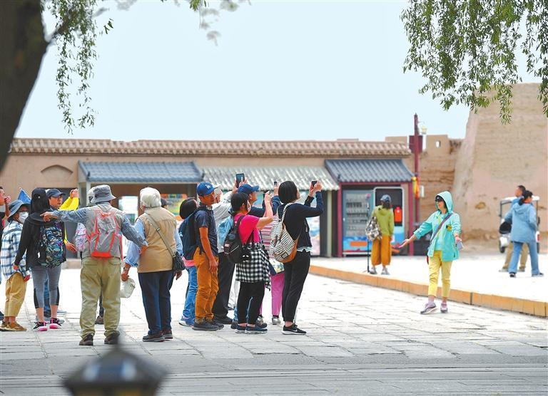 游客在嘉峪关关城拍照留念　新甘肃&middot;甘肃日报记者　马伊星